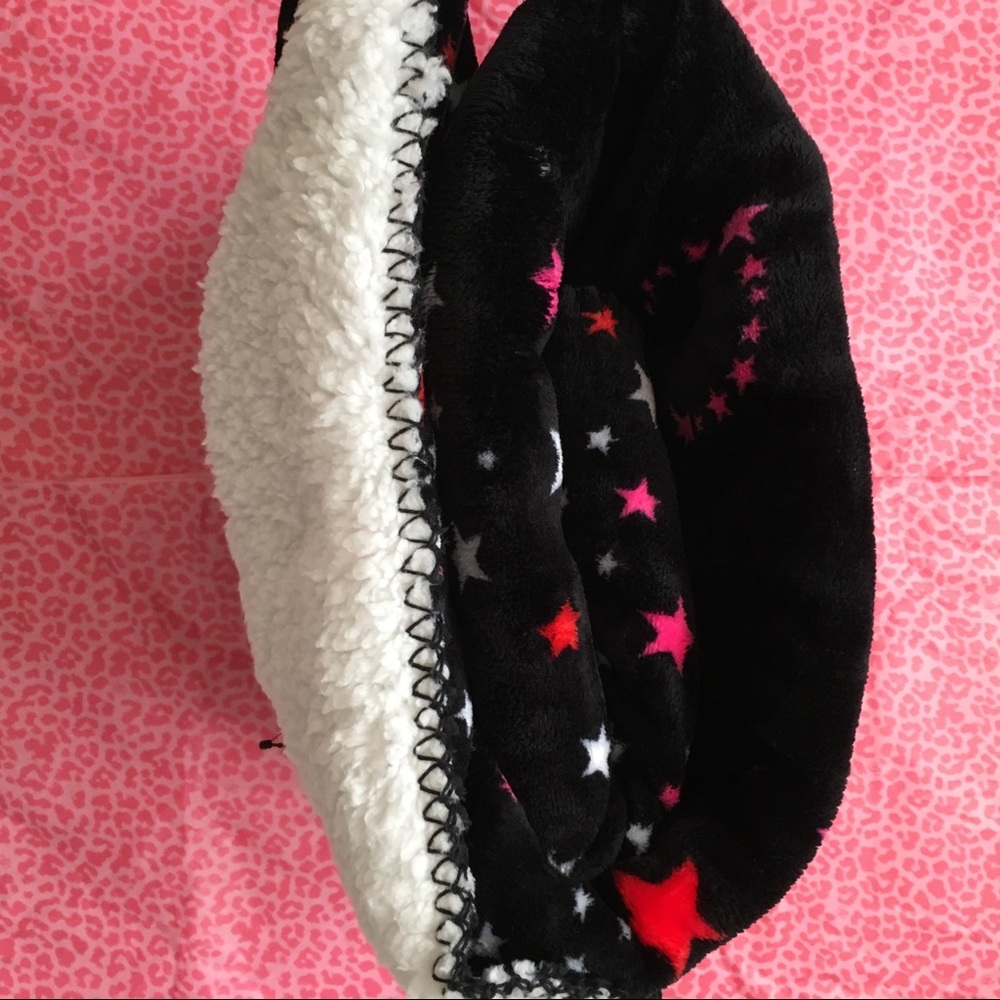 Victoria’s Secret Stars Sherpa Blanket NWT - Picture 6 of 8